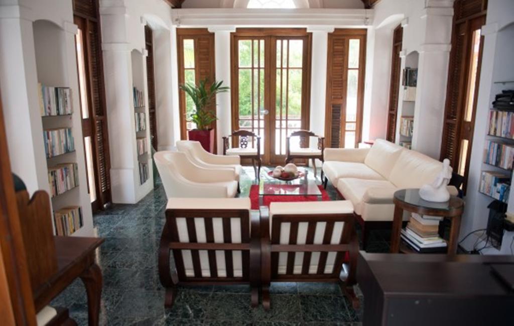 Being Villa Plymouth Екстериор снимка